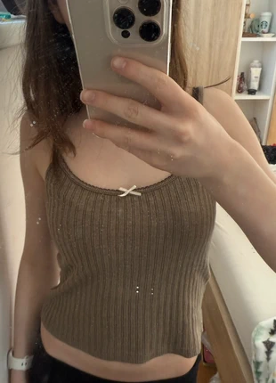 Weiches Sommer Top mit Schleife, marke: Brandy Melville, zustand: Sehr gut, größe: Einheitsgröße, 6,00 €, 7,00 € inklusive Vinted-Käuferschutz