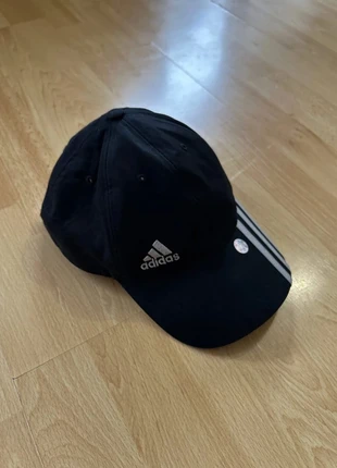 Casquette Adidas noire à bandes grises - taille enfant, marke: adidas, zustand: Sehr gut, größe: 12 and older > 56 cm, 12,00 €, 13,30 € inklusive Vinted-Käuferschutz