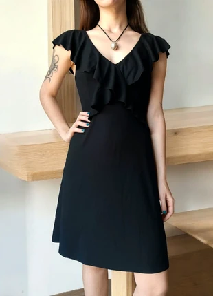 Vestido negro con volantes Amisu Talla 36 (adjunto medidas), marca: Amisu, estado: Muy bueno, tamaño: S / 36 / 8, 6,00 €, 7,00 € Protección al comprador incluida