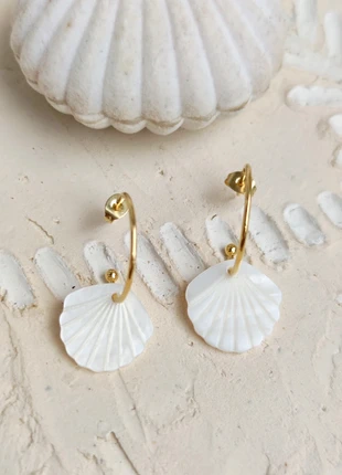 Boucles d'oreilles à créoles ouvertes et pendentif coquillage blanc nacré, merk: Tendance, staat: Heel goed, € 9,00, € 10,15 inclusief Kopersbescherming Pro