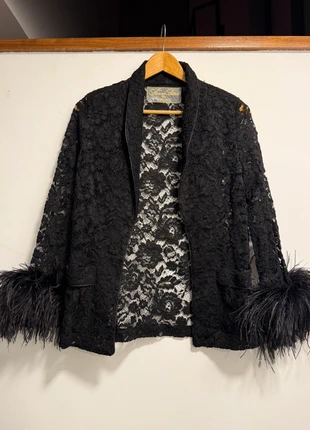 Veste en dentelle noire élégante avec plumes aux manches – style glamour chic soirée, brand: Laratta, condizioni: Ottime, taglia: S / IT 40 / EU 36, €15.00, €16.45 include la Protezione acquisti