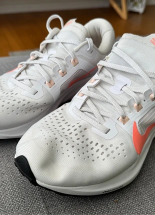 Nike Air Zoom Vomero 15 – Blanc / Corail – Taille 40, marque: Nike, état: Très bon état, taille: 40, 35,00 €, 37,45 € Protection acheteurs incluse