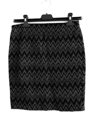 Jupe courte Camaieu motif chevron noir & gris | T. 38/M, marque: Camaïeu, état: Très bon état, taille: M / 38 / 10, 3,00 €, 3,85 € Protection acheteurs incluse