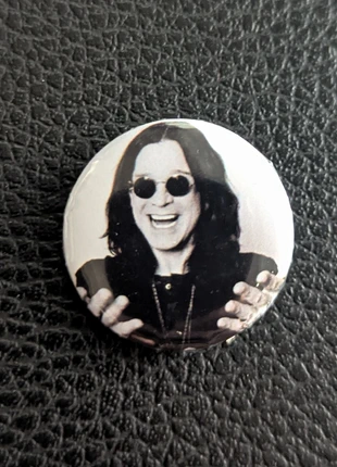 Ozzy Osbourne button – foto – 25mm, merk: OZZY OSBOURNE, staat: Nieuw zonder prijskaartje, € 2,00, € 2,80 inclusief Kopersbescherming