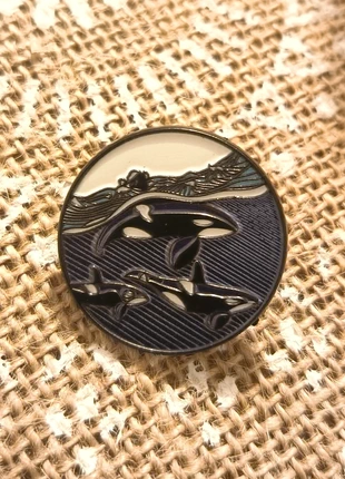 Pin’s Orques sous la Lune – Beauté sauvage et sérénité marine, condition: Very good, €2.00, €2.80 includes Buyer Protection