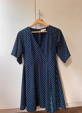 👗 Donkerblauw jurkje met witte stippen – Amichi Essentials – M, merk: Amichi, staat: Heel goed, maat: M / 38 / 10, € 3,50, € 4,38 inclusief Kopersbescherming