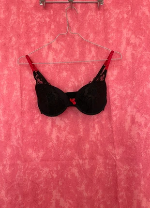 Soutien-gorge noir et rouge dentelle, brand: Pomm'Poire, condizioni: Ottime, taglia: 70C | IT 1C, €5.00, €5.95 include la Protezione acquisti