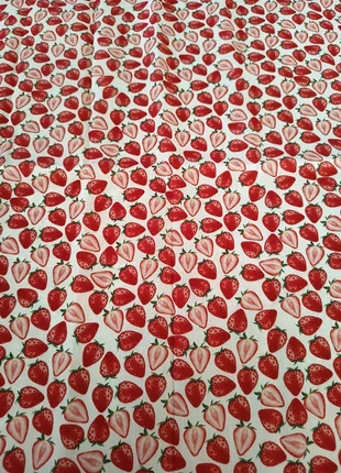 Coupon tissu fraises, marque: Couture, état: Très bon état, 3,00 €, 3,85 € Protection acheteurs (Pro) incluse