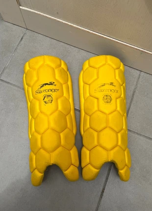 Protege tibia mousse dur mega hex, marke: Slazenger, zustand: Gut, größe: Universal, 4,00 €, 4,90 € inklusive Vinted-Käuferschutz