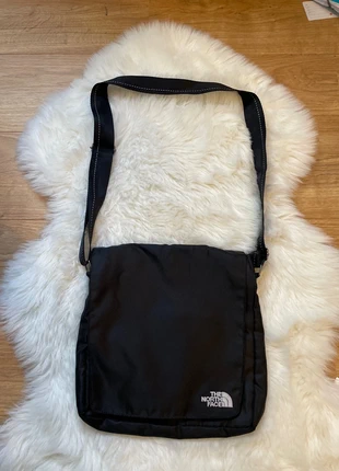 Sacoche The North Face noire avec fermeture aimantée, marque: The North Face, état: Très bon état, 20,00 €, 21,70 € Protection acheteurs incluse