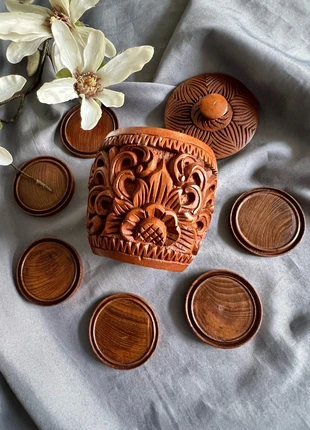 Onderzetters in houtbewerkte houder, merk: Handmade Beauty, staat: Heel goed, € 9,99, € 11,19 inclusief Kopersbescherming