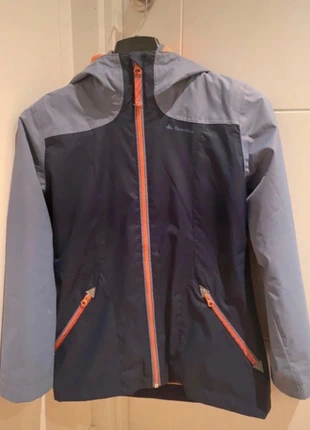 Chaqueta impermeable niña, marca: Decathlon, estado: Muy bueno, tamaño: 10 años / 140 cm, 12,00 €, 13,30 € Protección al comprador incluida