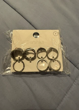 Pack 7 anéis, brand: Bershka, condizioni: Nuovo con cartellino, taglia: Regolabile, €3.99, €4.89 include la Protezione acquisti