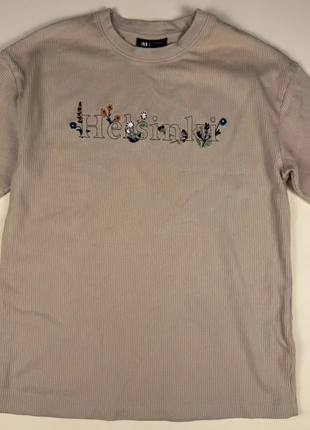 T-shirt Helsinki Brodé - Coupe Unisexe - Détail Floral - Style Minimaliste et Original, brand: Simons, condition: Very good, size: M, €15.00, €16.45 includes Buyer Protection