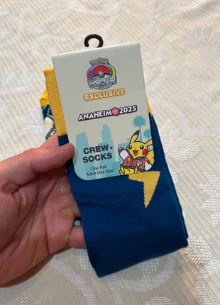 Play! Pokémon Crew Socks – Pokémon Center Exclusive | World Championships 2025 Anaheim, marke: Pokémon, zustand: Neu, mit Etikett, größe: M | 43–46, 29,90 €, 32,10 € inklusive Vinted-Käuferschutz