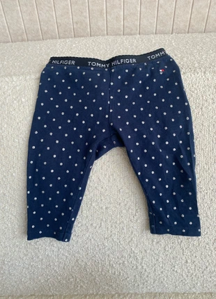 Tommy hilfiger legging maat 62, marca: Tommy Hilfiger, estado: Muito bom, tamanho: 3-6 meses / 62 cm, €7.50, €8.58 inclui Proteção do Comprador