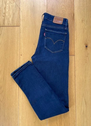 Jean Lévis 712 slim étroit bleu marine W26 L30 Premium, marque: Levi's, état: Très bon état, taille: XS / 34 / 6, 25,00 €, 26,95 € Protection acheteurs (Pro) incluse