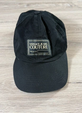 Casquette Versace Jeans Couture – Taille Unique – Noire & Dorée Pailletée  – Très Bon État, marke: Versace Jeans, zustand: Sehr gut, größe: Einheitsgröße, 16,50 €, 18,03 € beinhaltet Vinted-Käuferschutz Pro
