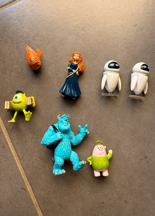7 Personaggi misti Disney Pixar, merk: Disney, staat: Nieuw zonder prijskaartje, maat: 6 jaar / 116 cm, € 6,00, € 7,00 inclusief Kopersbescherming