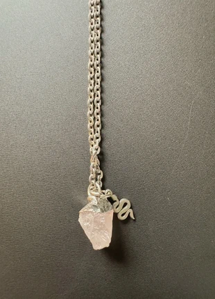 Rosenquarz-Kette roh mit silberfarbener Schlange, marke: Liebe, zustand: Neu, mit Etikett, 18,00 €, 19,60 € inklusive Vinted-Käuferschutz