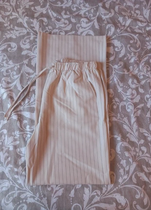 Pantaloni Stradivarius Wide Leg (Gamba Larga) a Righe Sottili, marque: Stradivarius, état: Neuf sans étiquette, taille: M / 38 / 10, 13,00 €, 14,35 € Protection acheteurs incluse