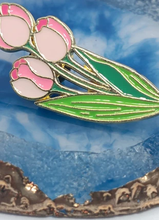 Grand pins fleurs rose tulipe rock punk witch alt y2k wicca pastel kawaii, marke: Witch, zustand: Sehr gut, 5,00 €, 5,95 € beinhaltet Vinted-Käuferschutz Pro