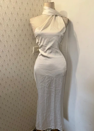 Jolie robe en satin blanche, marque: Jolie, état: Très bon état, taille: M / 38 / 10, 10,00 €, 11,20 € Protection acheteurs incluse
