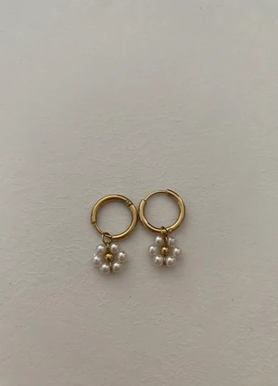 boucles d'oreilles dorées à breloques en forme de fleur blanche, brand: Fashion, condition: Very good, €10.00, €11.20 includes Buyer Protection