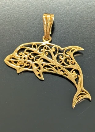Pendentif dauphin en métal filigrané plaqué or, marque: Vintage Dressing, état: Très bon état, 8,00 €, 9,10 € Protection acheteurs (Pro) incluse