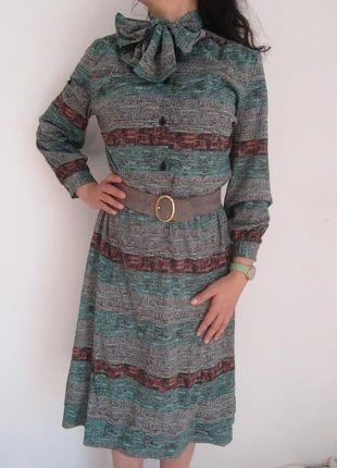 Belle robe vintgae, marron/gris/vert/noir col cravate. Taille 40/42 H Percy., marke: Vintage, zustand: Sehr gut, größe: L / 40 / 12, 22,00 €, 23,80 € beinhaltet Vinted-Käuferschutz Pro