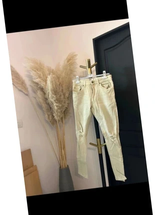 Jean déchiré mode Bershka beige taille 38 - Style casual chic, marque: Bershka, état: Neuf sans étiquette, taille: M / 38 / 10, 2,49 €, 3,31 € Protection acheteurs incluse