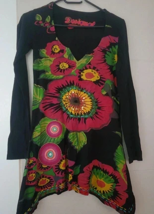 Tunique cintrée fleurie Desigual noire taille S, marque: Desigual, état: Très bon état, taille: S / 36 / 8, 9,00 €, 10,15 € Protection acheteurs incluse