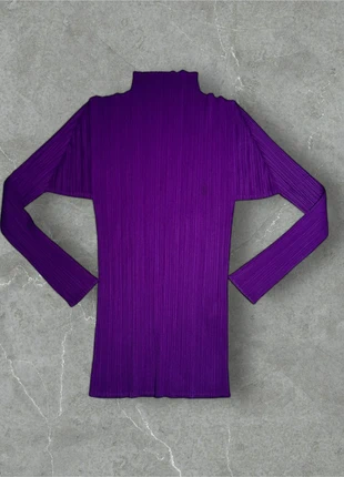 Pleats Please Issey Miyake Purple High Neck Long Sleeve Top – Size 3, merk: Pleats Please Issey Miyake, staat: Heel goed, maat: S / 36 / 8, € 199,99, € 210,69 inclusief Kopersbescherming