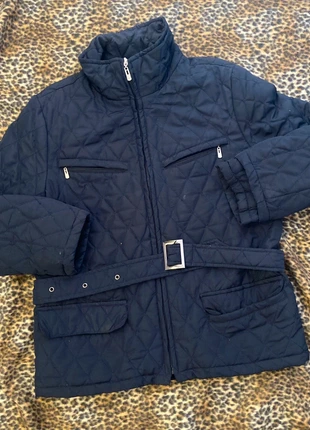 Piumino trapuntato blu notte con cintura – Taglia S, brand: Bellina, condizioni: Ottime, taglia: S / IT 40 / EU 36, €5.00, €5.95 include la Protezione acquisti