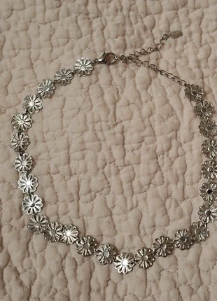 Ravissant Collier Ras De Cou Argenté Petites Fleurs Plates, marque: Moa, état: Neuf sans étiquette, 7,00 €, 8,05 € Protection acheteurs incluse