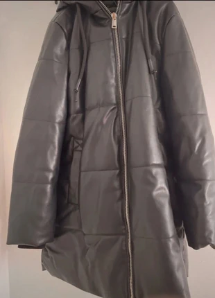 Abrigo acolchado Zara negro XS – Efecto piel, capucha y estilo urbano, brand: Zara, condizioni: Ottime, taglia: XS / IT 38 / EU 34, €25.00, €26.95 include la Protezione acquisti