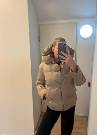 Beige winter puffer jas, merk: Lela, staat: Heel goed, maat: XS / 34 / 6, € 30,00, € 32,20 inclusief Kopersbescherming