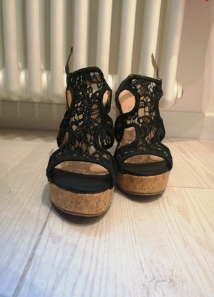 Sandalo nero con zeppa, merk: Tatoo, staat: Heel goed, maat: 38, € 9,00, € 10,15 inclusief Kopersbescherming