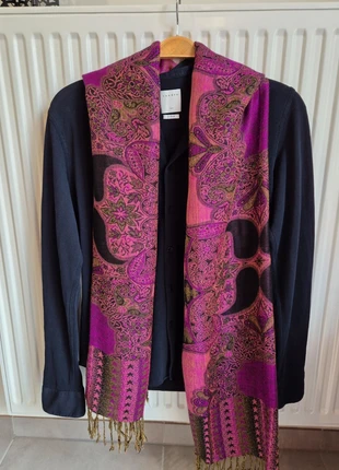 Écharpe chale motif cachemire rose et noire type pashmina, marke: Pashmina, zustand: Sehr gut, 12,00 €, 13,30 € inklusive Vinted-Käuferschutz