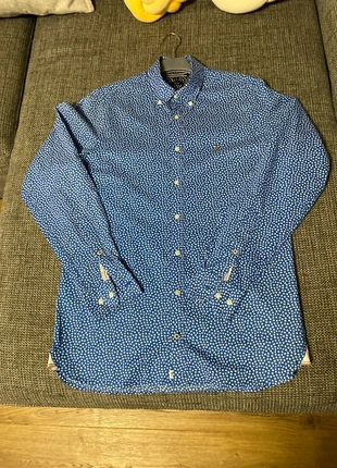 Chemise Tommy Hilfiger Slim Fit – Bleu à motifs rouges & blancs – Taille S – Excellent état, marke: Tommy Hilfiger, zustand: Sehr gut, größe: S, 15,00 €, 16,45 € inklusive Vinted-Käuferschutz