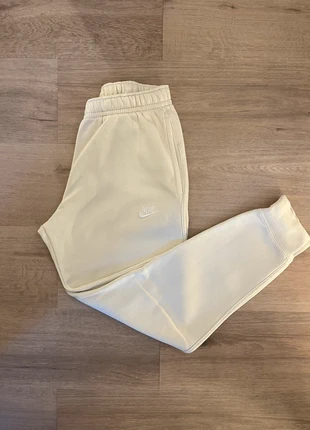 Jogging Nike taille S couleur beige, marca: Nike, estado: Muy bueno, tamaño: S, 8,00 €, 9,10 € Protección al comprador incluida