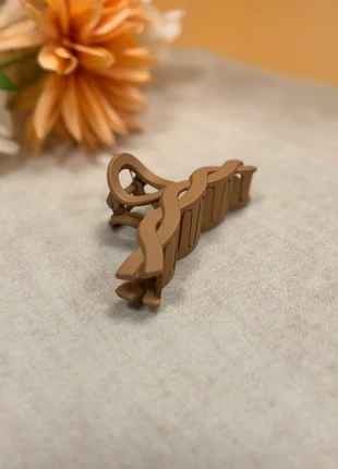 Wavy Brown Hair Clip – New & Minimalist / Golvende Bruine Haarclip – Nieuw & Minimalistisch, condizioni: Nuovo senza cartellino, €7.50, €8.58 include la Protezione acquisti