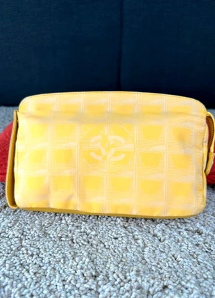 Sac pochette trousse clutch bag travel line Chanel Jaune vintage, brand: Chanel, condition: Good, €245.00, €257.95 includes Buyer Protection Pro