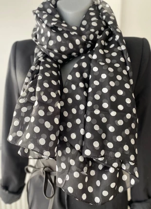 Foulard en soie noir à pois blancs, 100% soie élégance intemporelle 100x70 cm - Excellent état, marque: foulard soie, état: Très bon état, 28,00 €, 30,10 € Protection acheteurs incluse