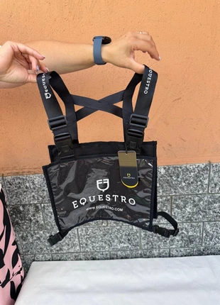 Pettorina portanumero da gara, merk: Equestro, staat: Nieuw met prijskaartje, € 40,00, € 42,70 inclusief Kopersbescherming Pro