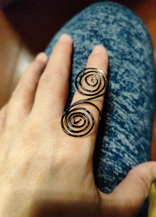 Anello a spirale nero realizzato a mano, état: Neuf sans étiquette, taille: Ajustable, 3,00 €, 3,85 € Protection acheteurs incluse