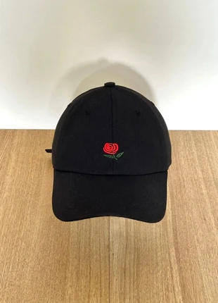 Casquette Noire avec Broderie Rose Rouge Style Poétique Urbain, merk: vintage flowers, staat: Heel goed, maat: Universele maat, € 20,00, € 21,70 inclusief Kopersbescherming Pro