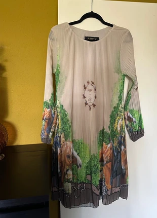 Mooi designer plisse jurkje van addyvandenkrommenacker, merk: Addy van den Krommenacker, staat: Heel goed, maat: XL / 42 / 14, € 40,00, € 42,70 inclusief Kopersbescherming