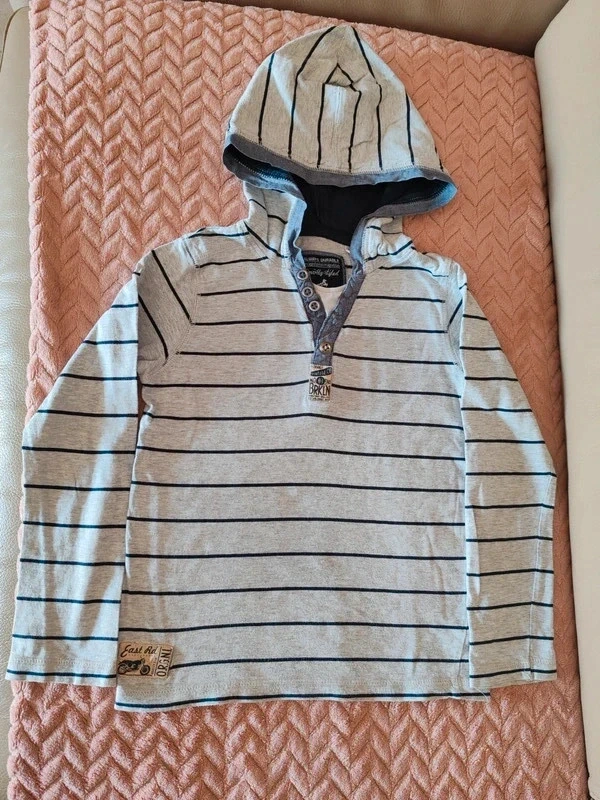 T-shirt à capuche garçon 6-7 ans palomino gris bleu comme neuf - photo numéro 8