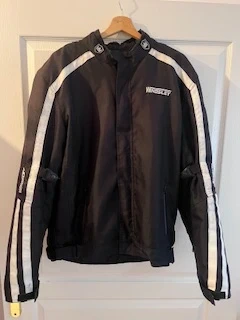 Manteau moto Windsley noir à bandes blanches – Taille XL, marke: Windsley, zustand: Gut, größe: XL, 39,00 €, 41,65 € inklusive Vinted-Käuferschutz